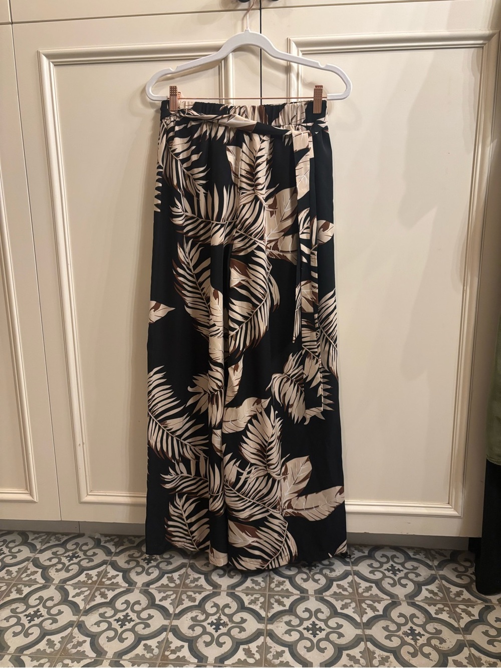 Women’s Black Wide-Leg Tropical Print Pants - Neutral Leaf Pattern - Picture 4 of 4